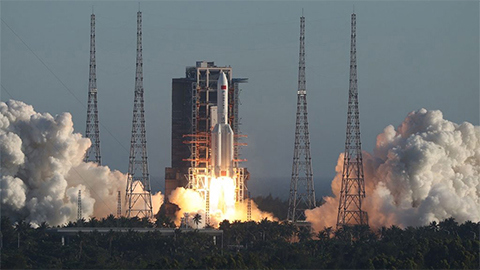 Lang Marsj 5B-rakettrinn falt ned*